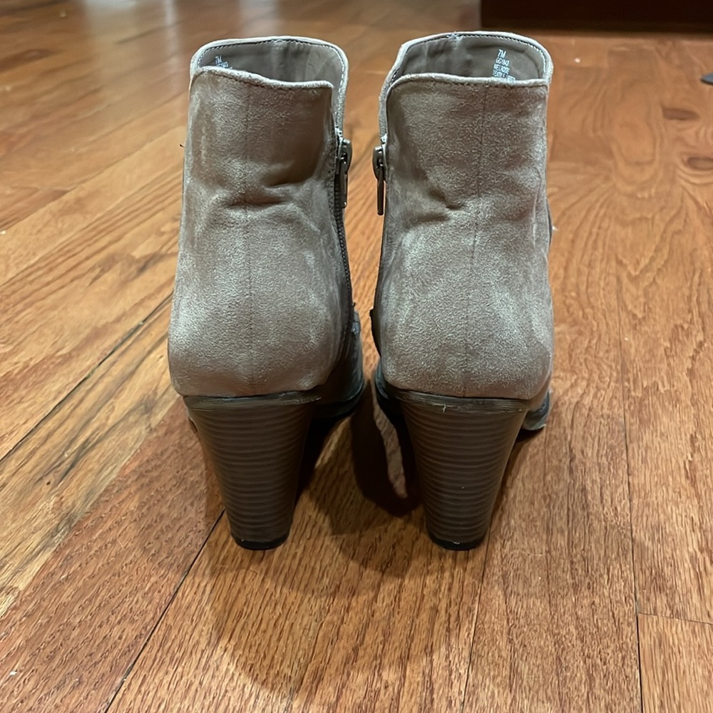 Mia size 7 sort boot taupe color with embroidered flower design 3” heel - Picture 3 of 10
